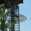 MUJER PROTESTO POR POSIBLES DESALOJOS SOBRE UN TANQUE DEL FERROCARRIL