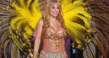 Graciela Alfano volvió a ponerse las plumas en un espectacular desfile