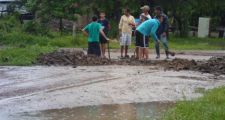 VECINOS CANSADOS IMPROVISAN DESAGÜES PARA PODER SACAR EL AGUA