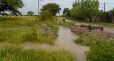 VECINOS CANSADOS IMPROVISAN DESAGÜES PARA  PODER SACAR EL AGUA