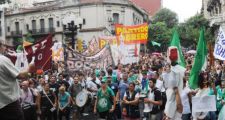 Ya liquidan los salarios de los docentes con hasta 3.200 pesos menos