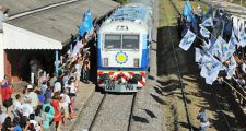 Emoción, caos y militancia electoral en la prueba del tren que llegó desde Retiro