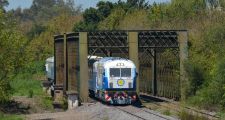 Emoción, caos y militancia electoral en la prueba del tren que llegó desde Retiro