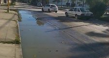 RECLAMO PERMANENTE DE VECINOS POR ACUMULACION DE AGUA Y FLUIDOS CLOACALES