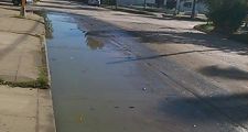 RECLAMO PERMANENTE DE VECINOS POR ACUMULACION DE AGUA Y FLUIDOS CLOACALES