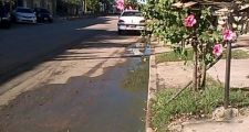 RECLAMO PERMANENTE DE VECINOS POR ACUMULACION DE AGUA Y FLUIDOS CLOACALES