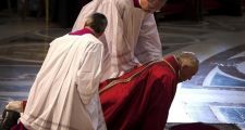 El Papa denunció las lacras del mundo actual tras encabezar el Vía Crusis en el Coliseo de Roma