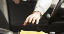Se bajó dos minutos del auto y le robaron la cartera