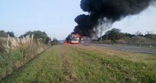 Se incendió un colectivo sobre Ruta 11