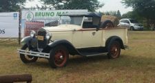 Cuarto encuentro de autos antiguos y personalizados en Malabrigo