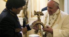 Evo le regaló a Francisco una polémica cruz hecha con una hoz y un martillo