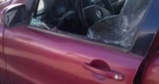 Rompió el vidrio de un auto para robar una cartera