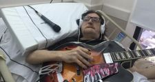 El más grande: aún internado, Charly García no deja la guitarra