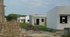 Construcción de las 40 viviendas a paso lento.