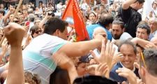 Una multitud de rosarinos recibió a Scioli, que prometió