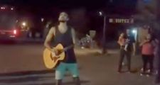 Abel Pintos cantó en la calle para sus fans tras un show suspendido