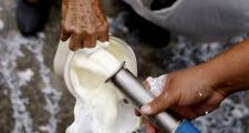 Por la crisis láctea, regalarán miles de litros de leche