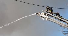 Voraz incendio consumió las instalaciones de un corralón en Calchaquí