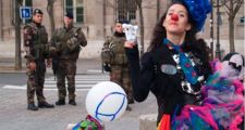 Una payasa argentina lleva alegría a los niños refugiados sirios